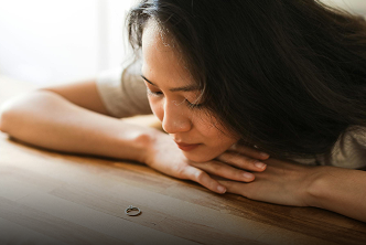Người từng bị phản bội, nhưng vẫn không dứt <br /> ra được